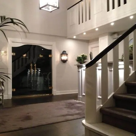 Hotel &
